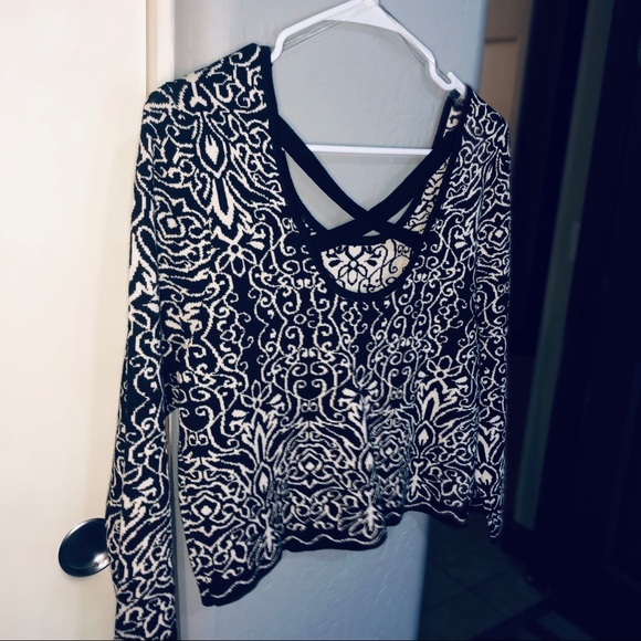 Xhilaration long sleeve crop top - Picture 2 of 3